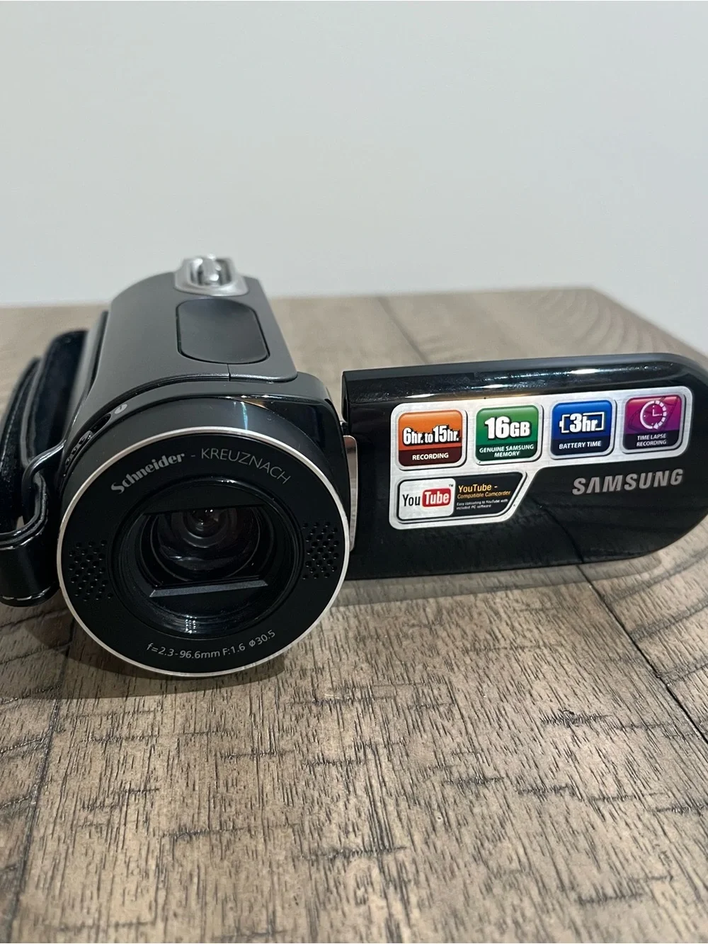 Samsung Camcorder 42x Optical Zoom LCD SMX-F34BN/XAA Charger & New Battery WORKS
